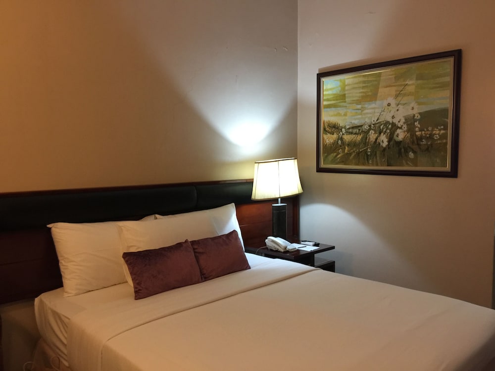 Allure Hotel And Suites 34/55