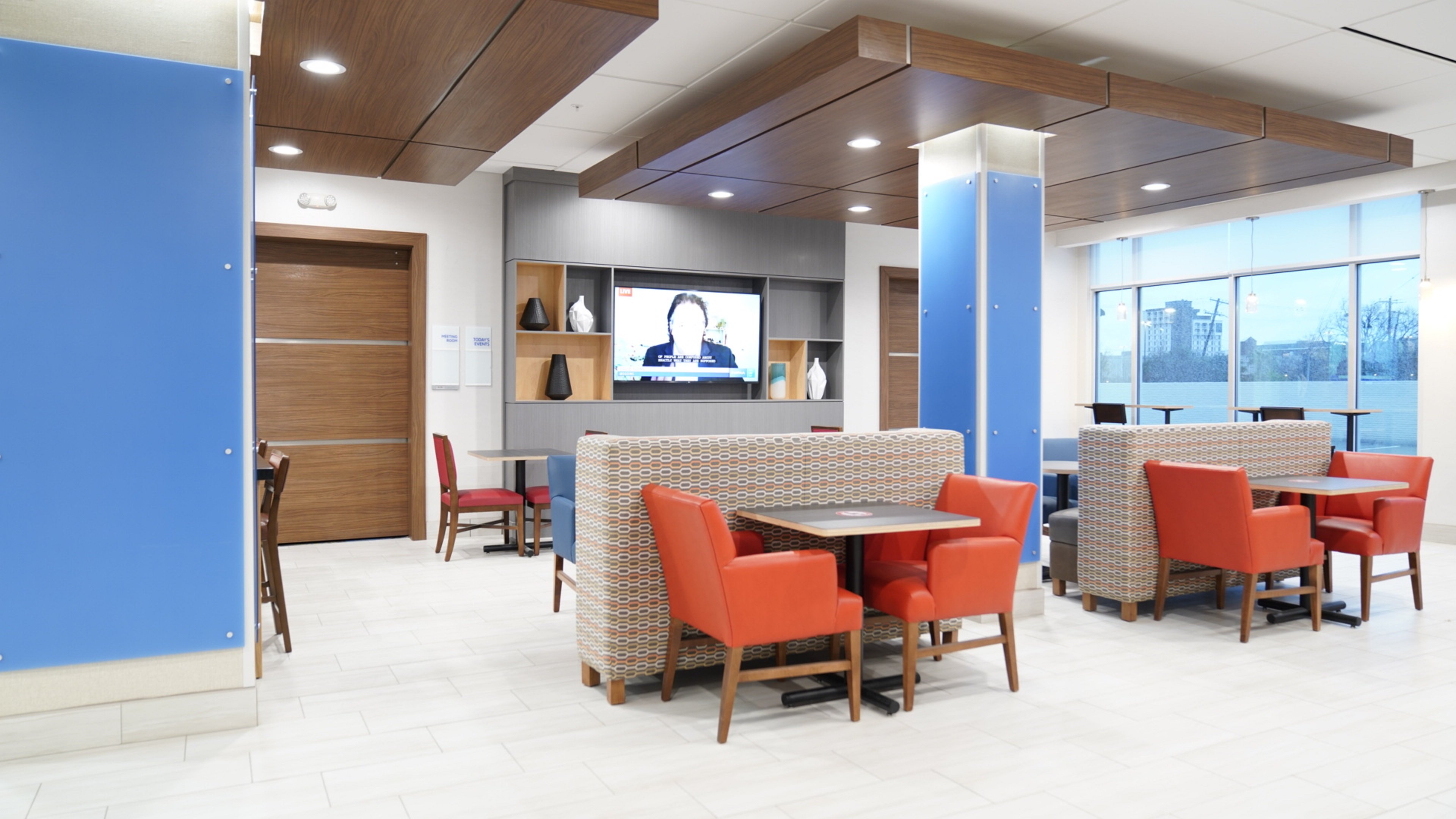 Holiday Inn Express & Suites Dallas Market Center – Love Fi 41/57