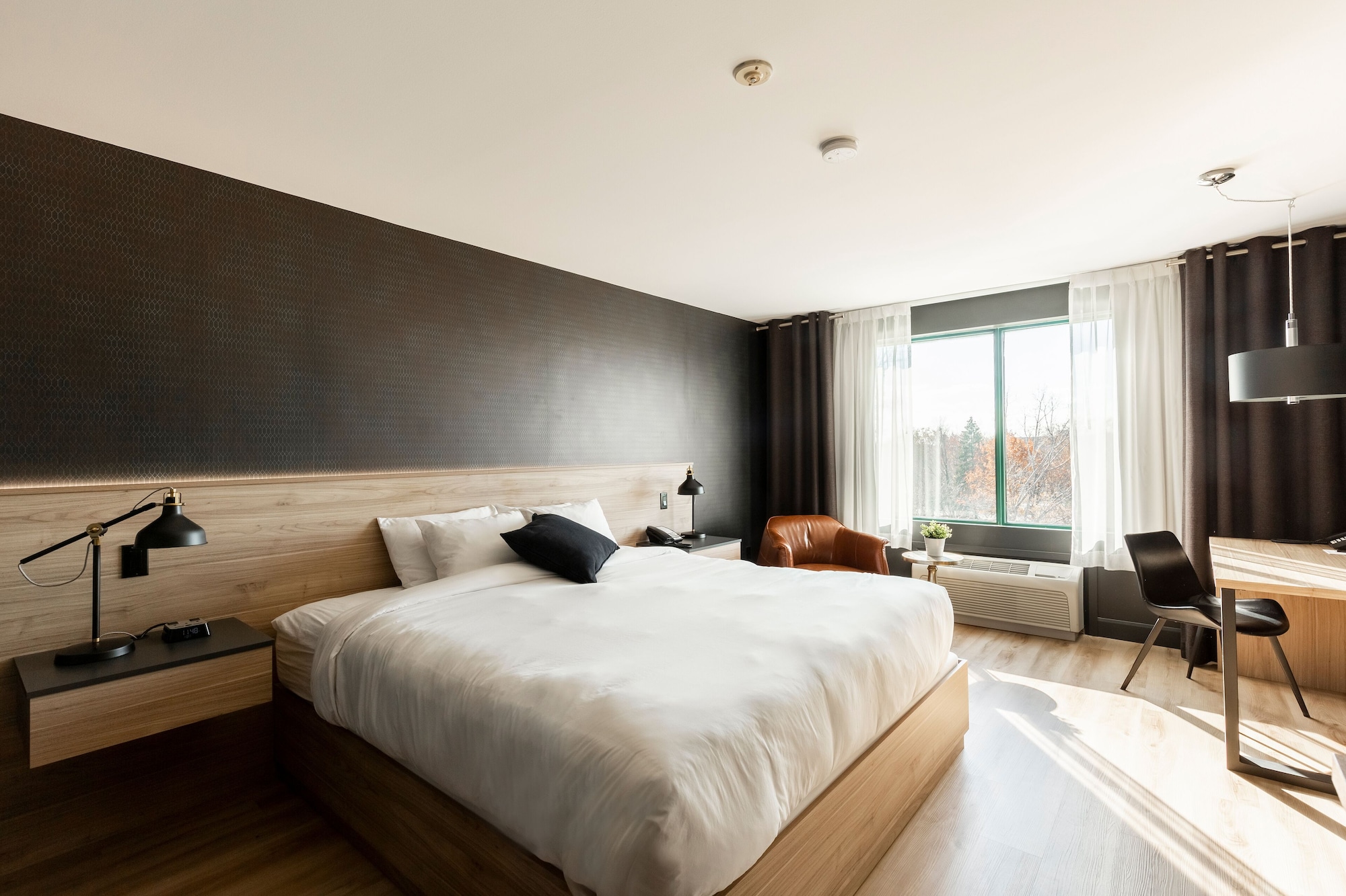 SIGNATURE, KING BED, RIVER VIEW