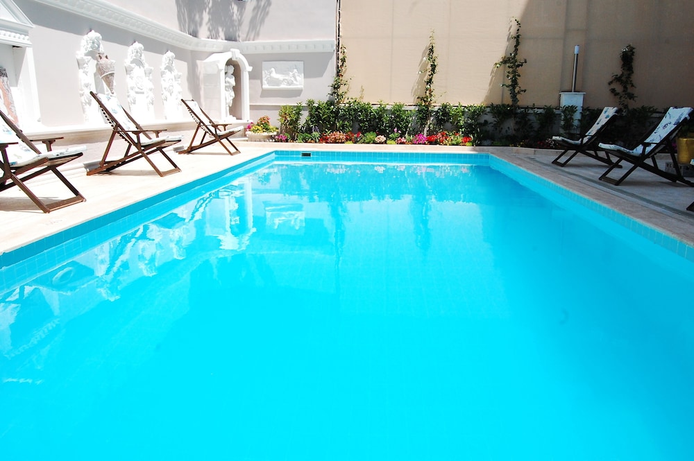 Triana Hotel 4/65