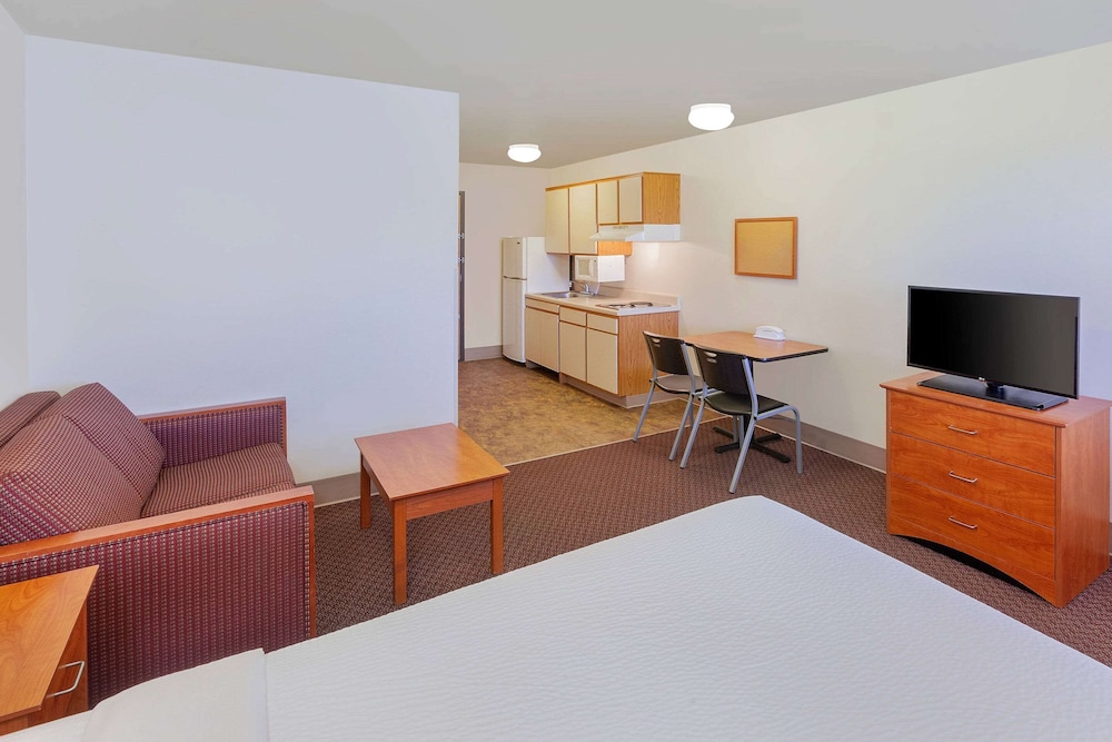 WoodSpring Suites Ankeny Des Moines 13/17