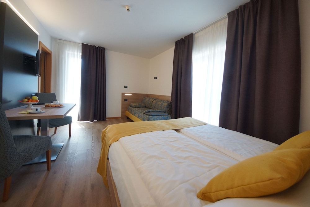 Hotel Ambassador Suite 13/73