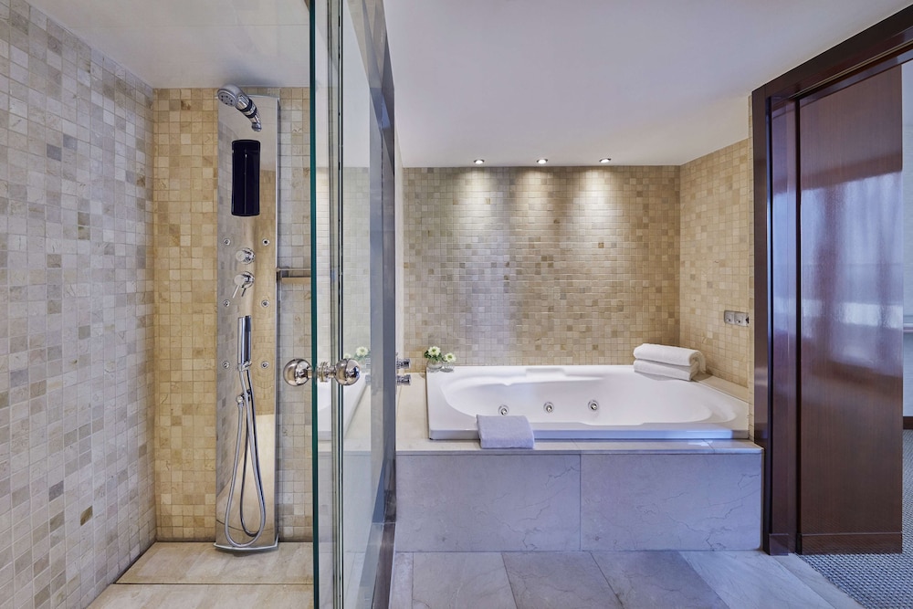 Hyatt Regency Barcelona Tower 81/82