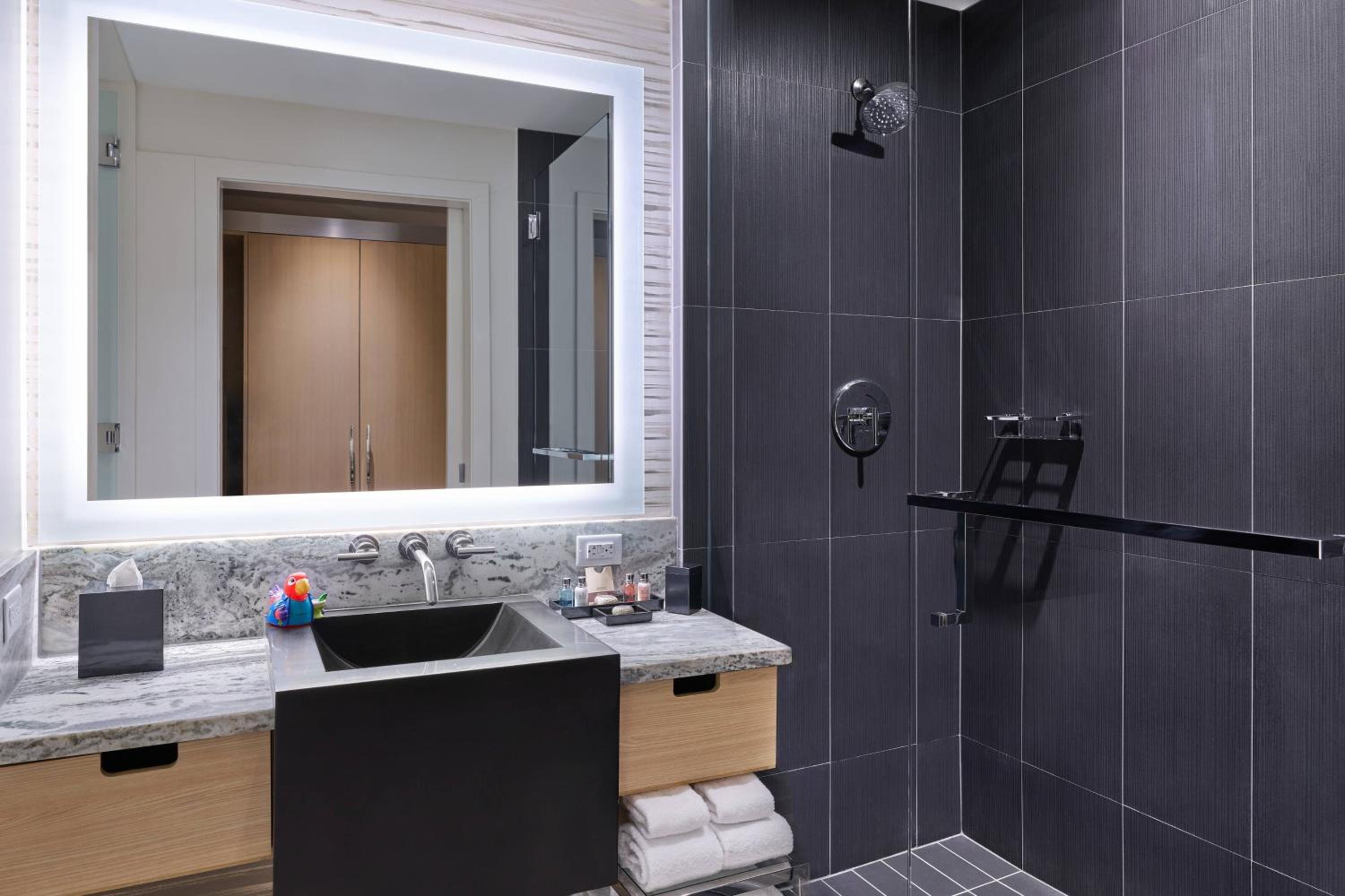 Room, 2 Queen Beds, Partial View، Art Ovation Hotel Autograph Collection 3/6