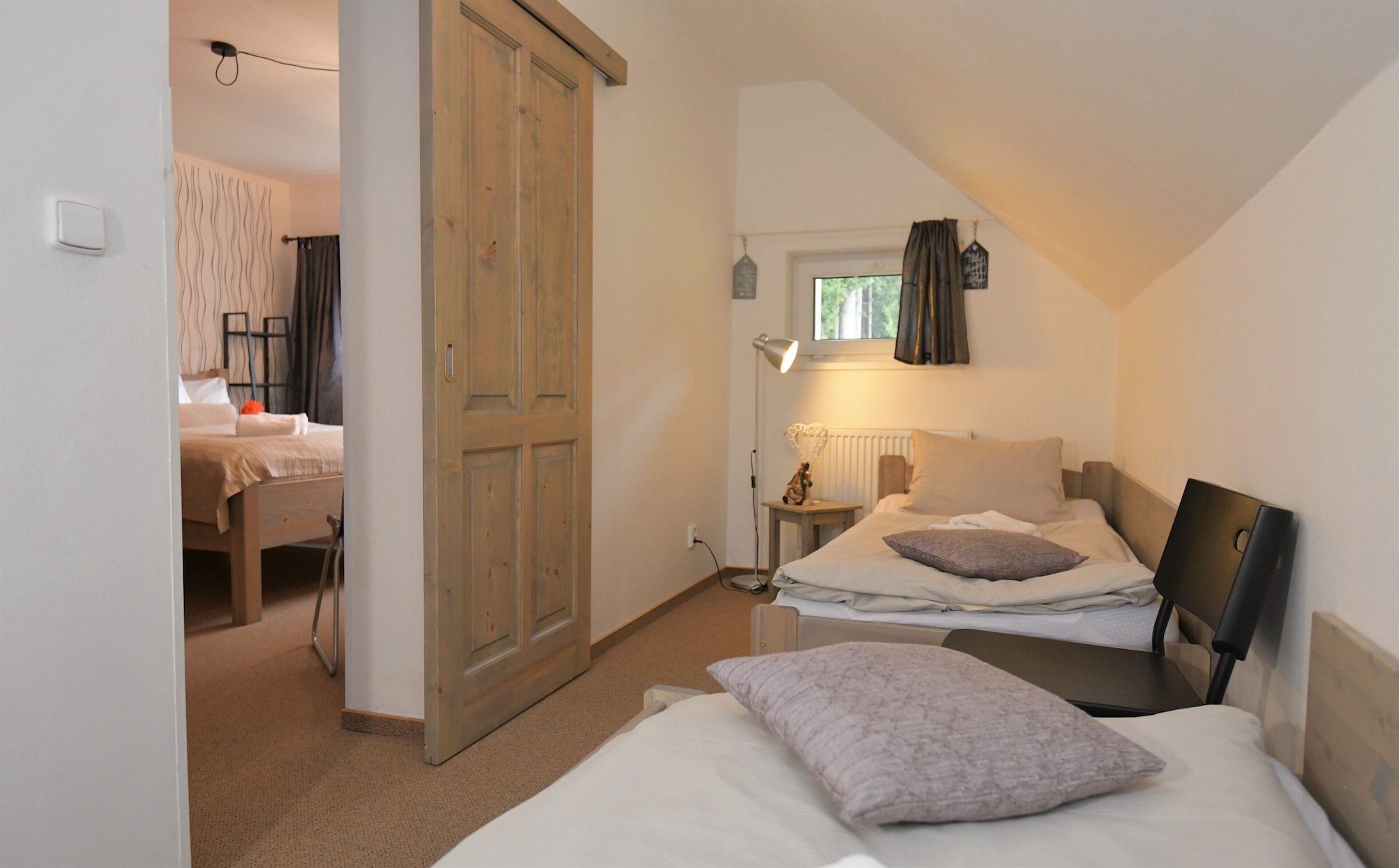 ROOM, QUADRUPLE