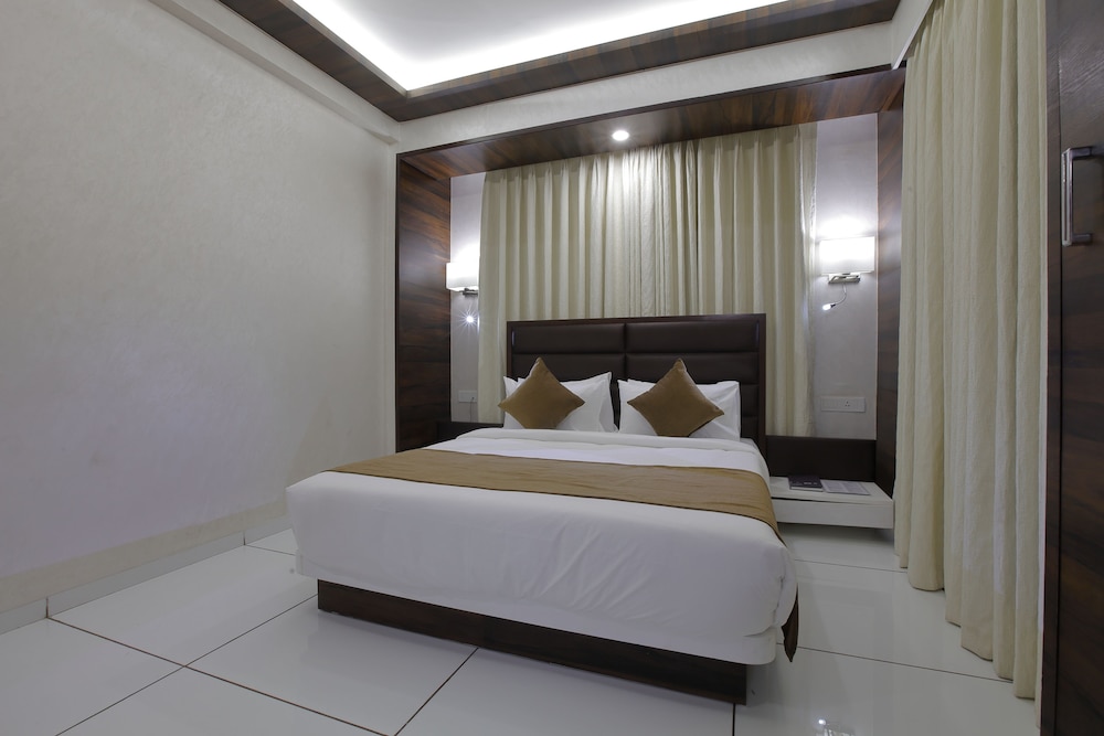 HOTEL SILVER HEIGHTS 7/20