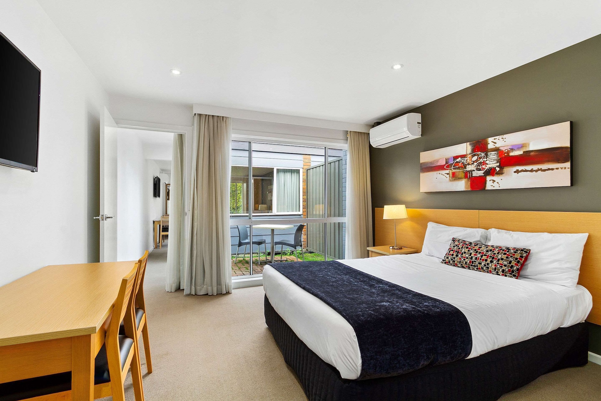 2 Bedrooms, Suite, Queen and Twin Beds