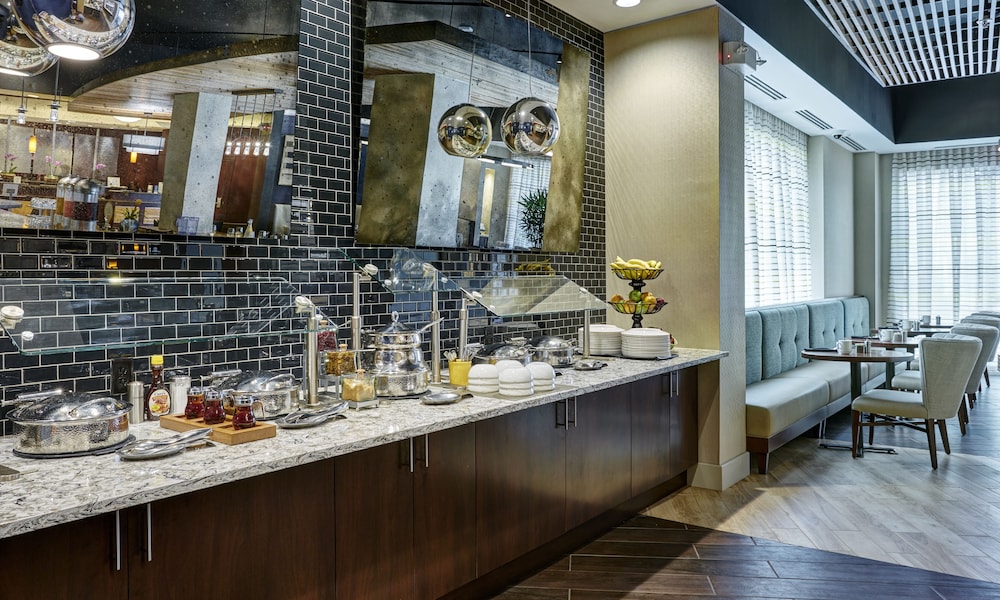 DOUBLETREE BY HILTON HOTEL CHARLOTTE 54/76