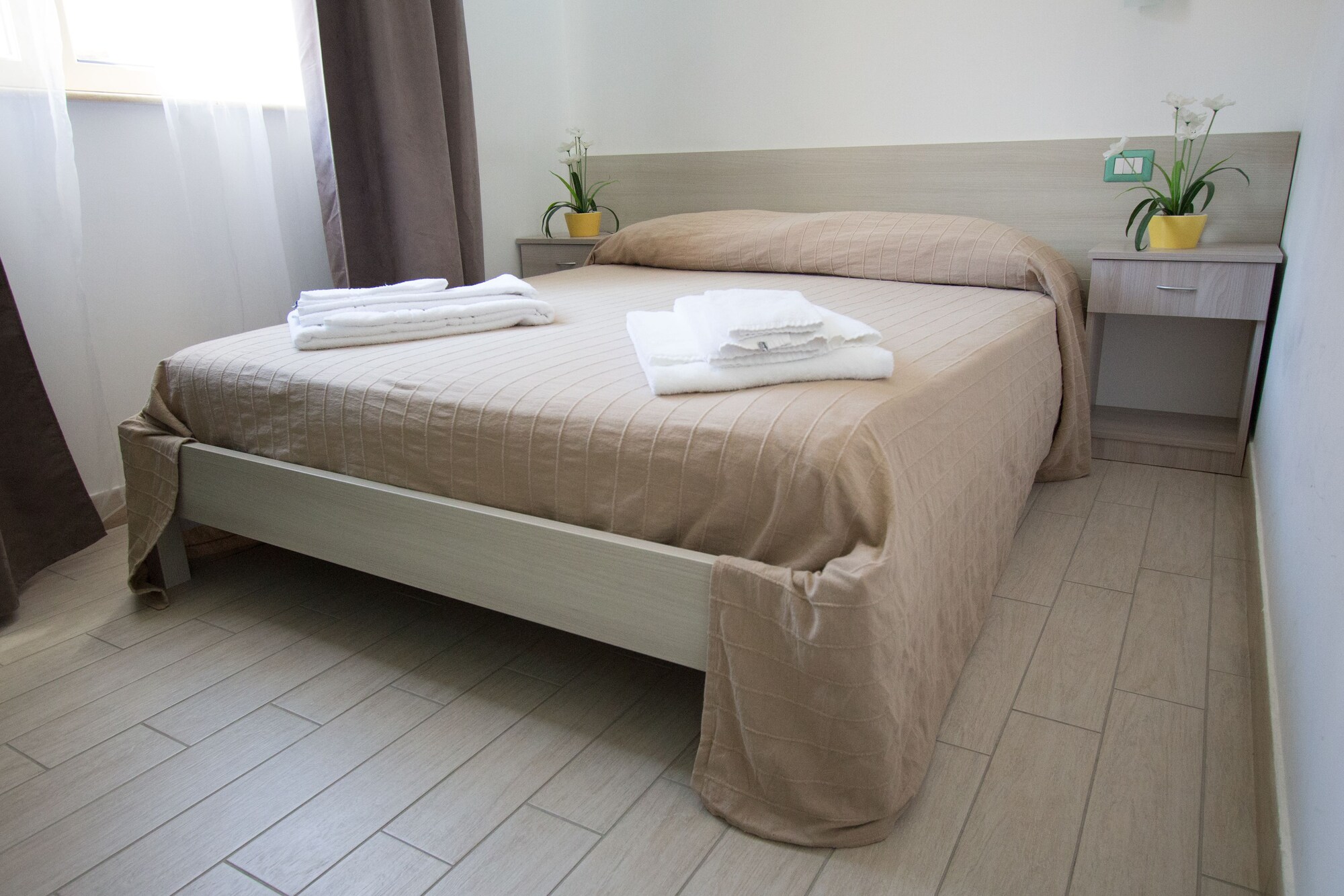 STANDARD, QUEEN BED