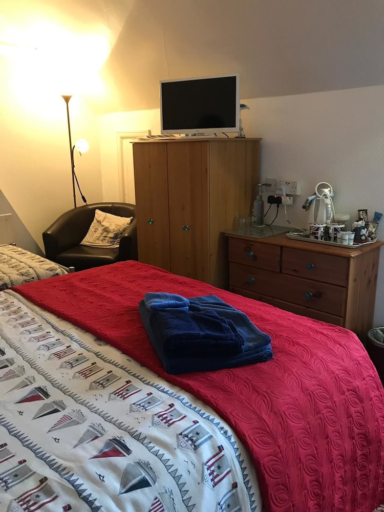 Lyndsay Guest House 23/50