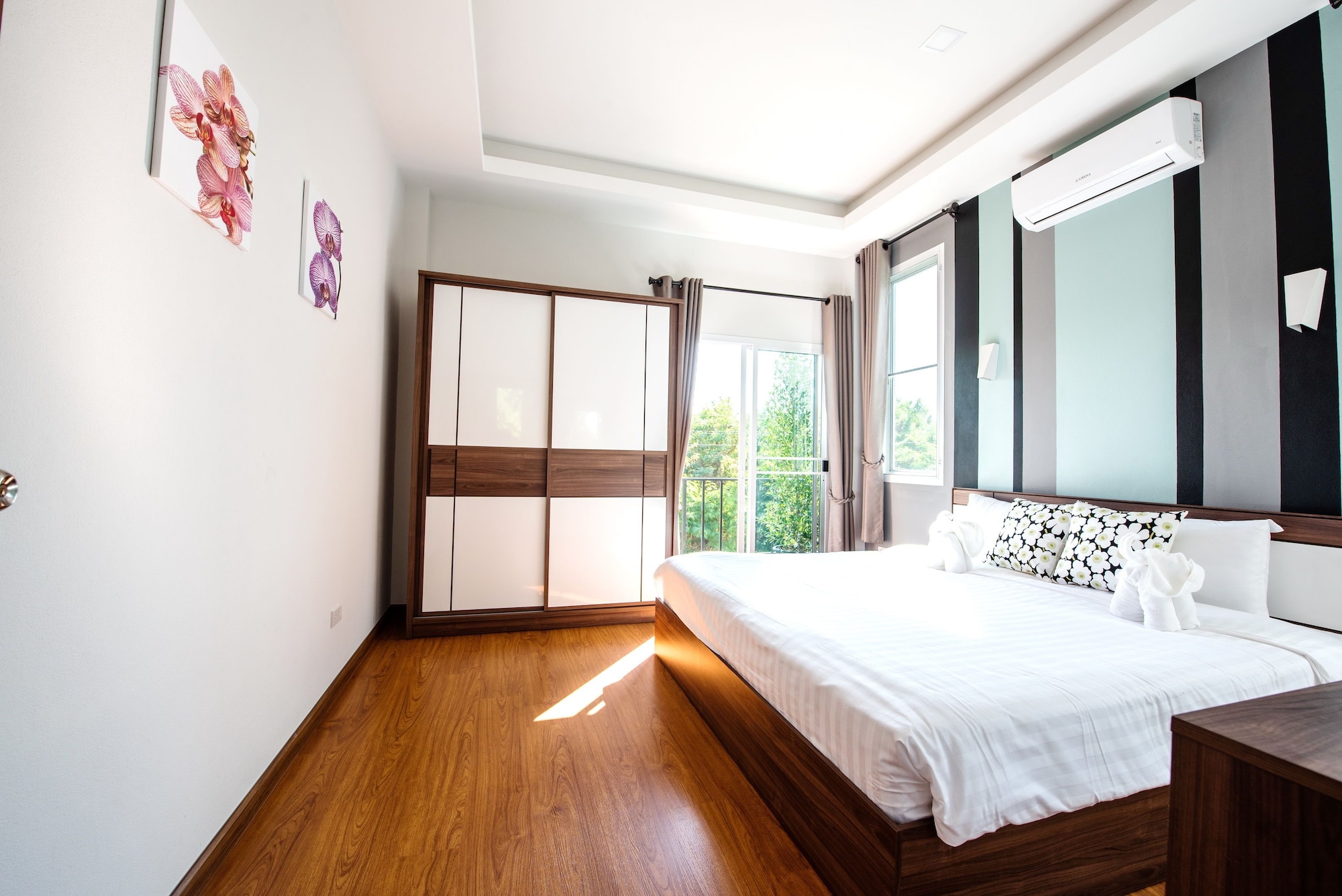 3 BEDROOMS, CONNECTING, POOL, 7 BEDROOMS, VILLA