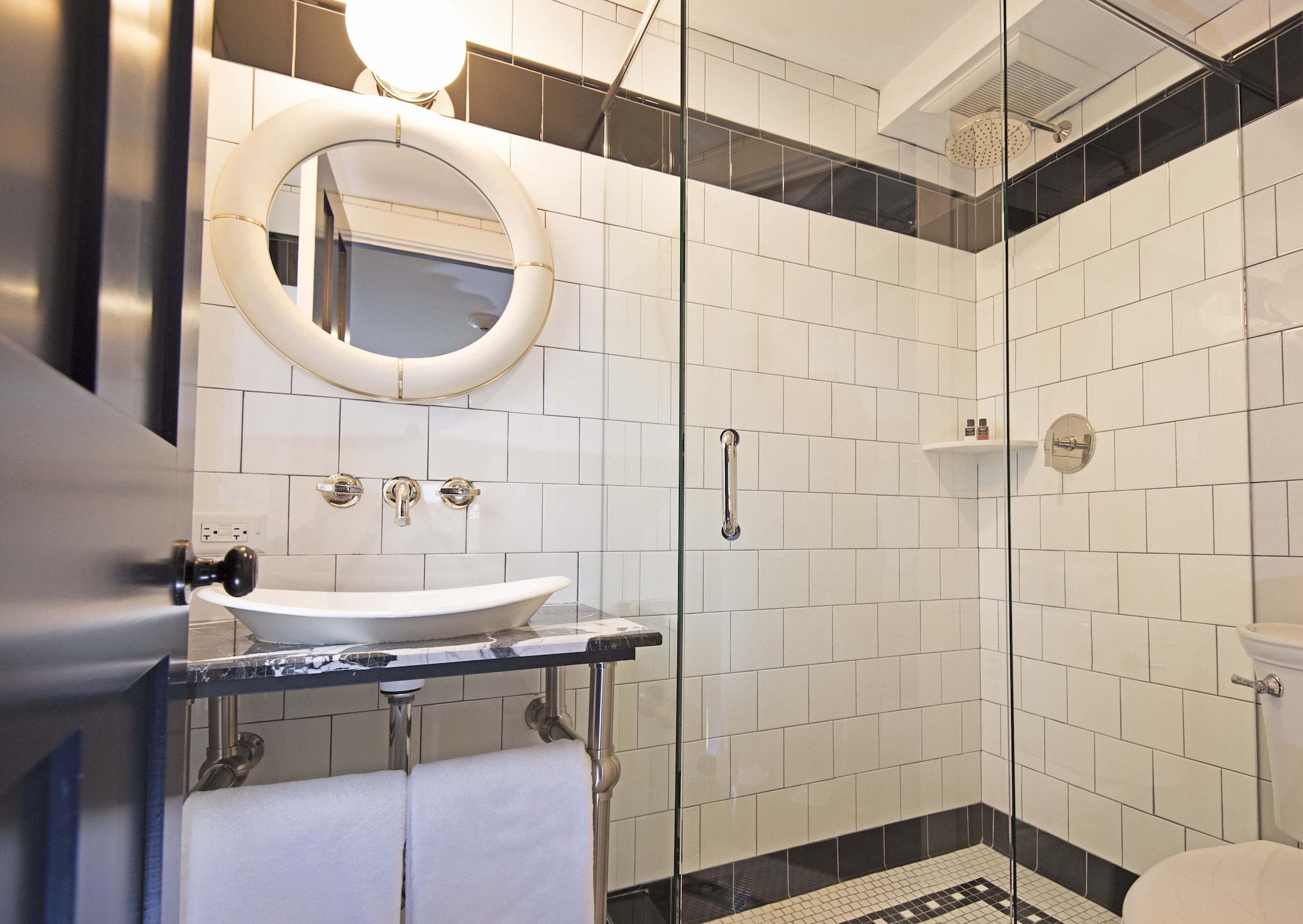 Superior, Queen Bed, Hotel Ginger 8/8