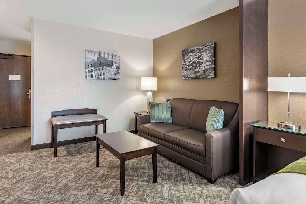 Comfort Inn & Suites Tualatin - Lake Oswego South 42/60