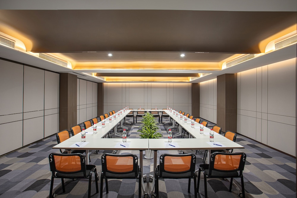 Holiday Inn Express Shanghai Gumei 50/56