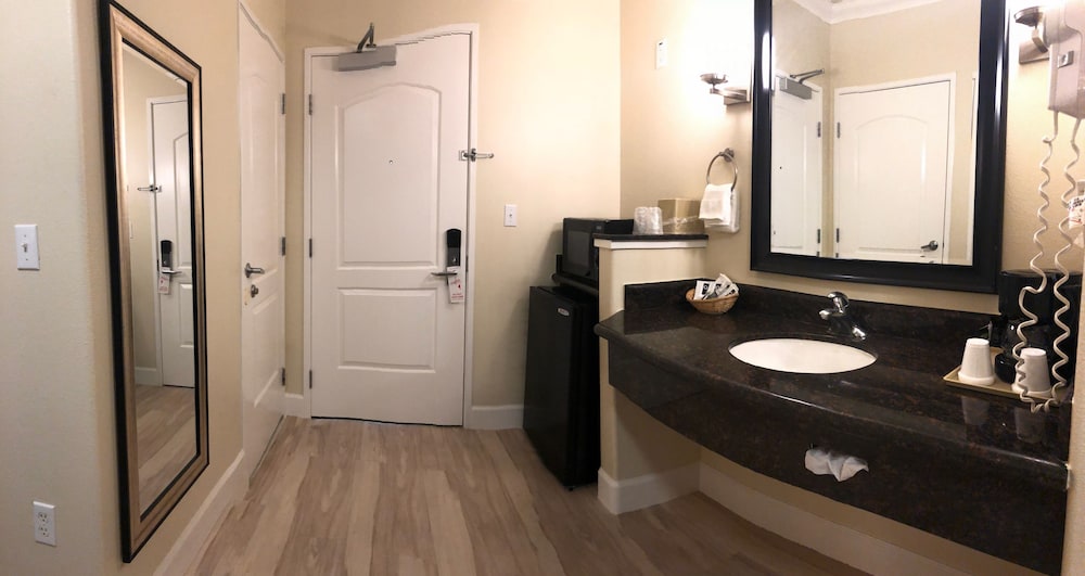 Gateway Inn and Suites Hotel 45/46