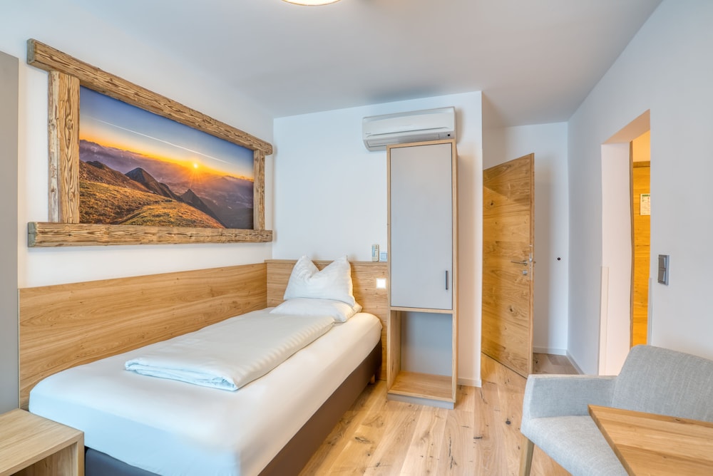 ROOM, SINGLE