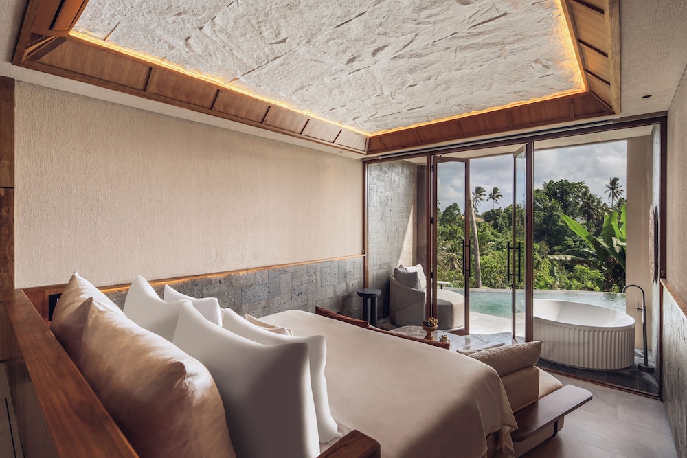 Suite, King Bed, Valley View