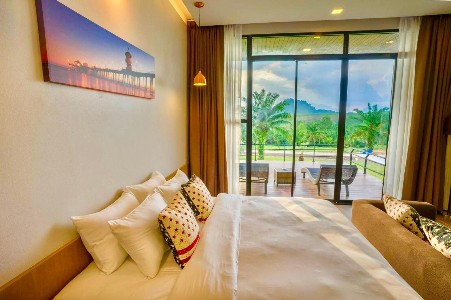 Deluxe, King Bed, Pool Access, Corner