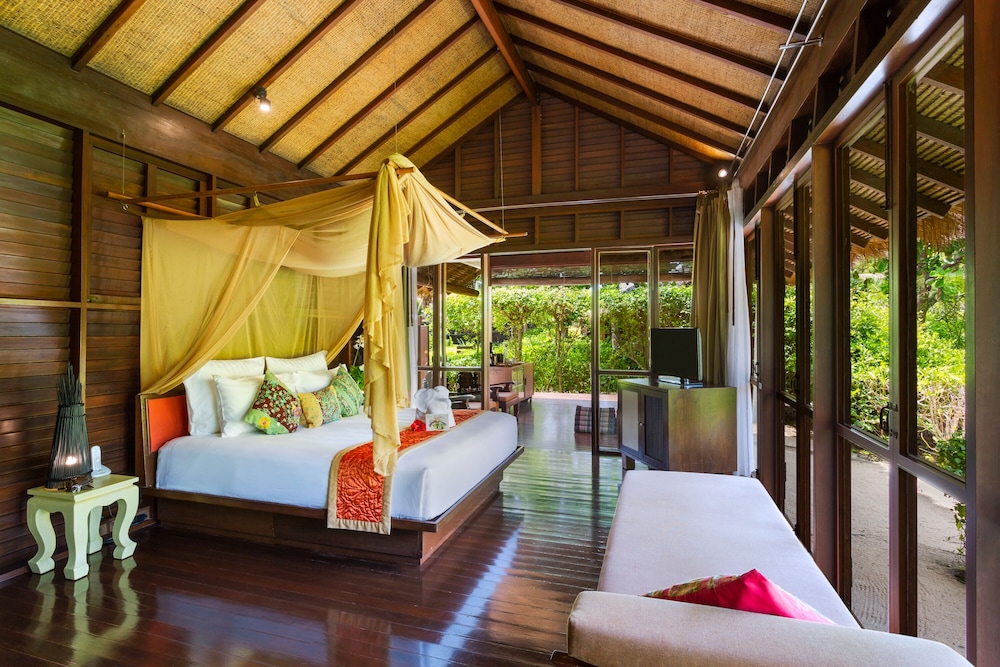 Outrigger Phi Phi Island Resort 32/100