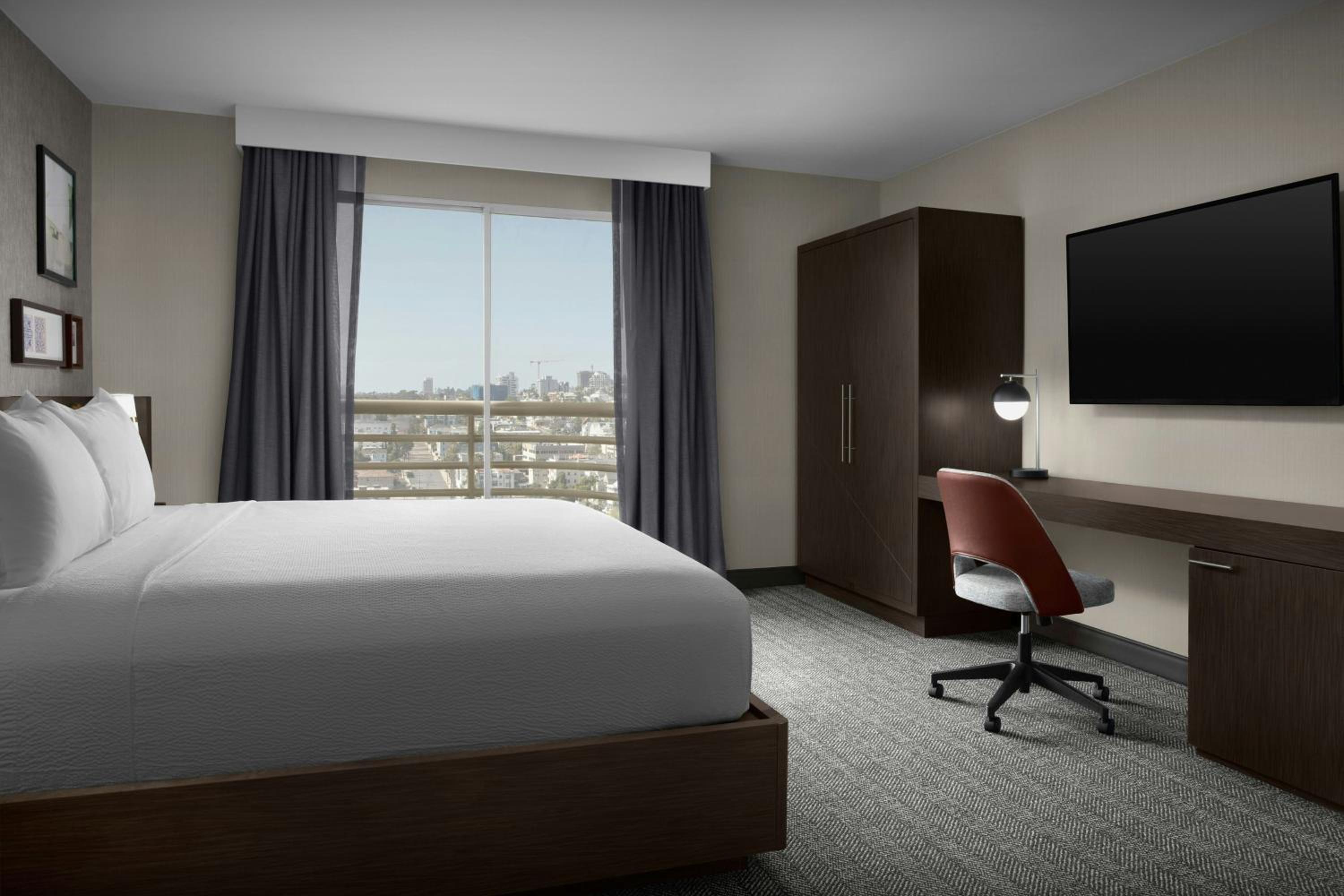 1 Bedroom, Superior, Suite, King Bed, Sunrise View, Sofa, Balcony