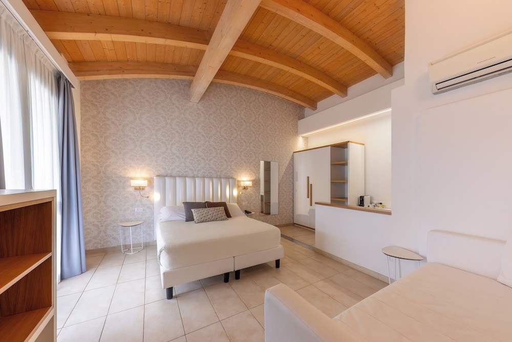 EXCLUSIVE, KING BED