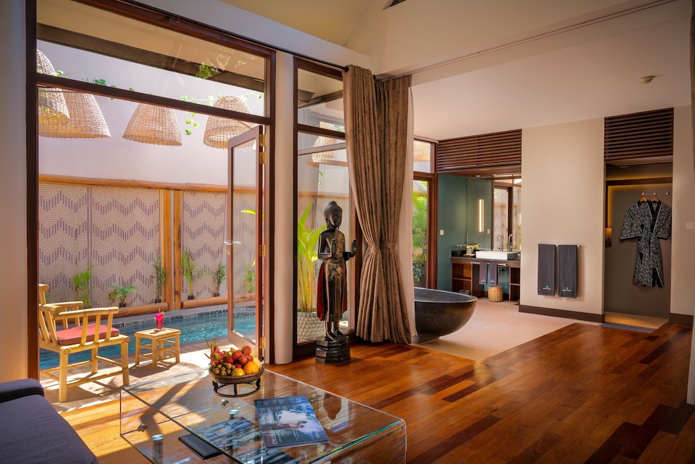 HERITAGE SUITES HOTEL 33/73