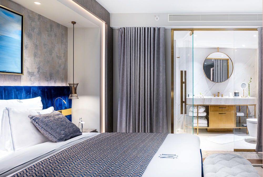 Princess, Suite, King Bed, City View