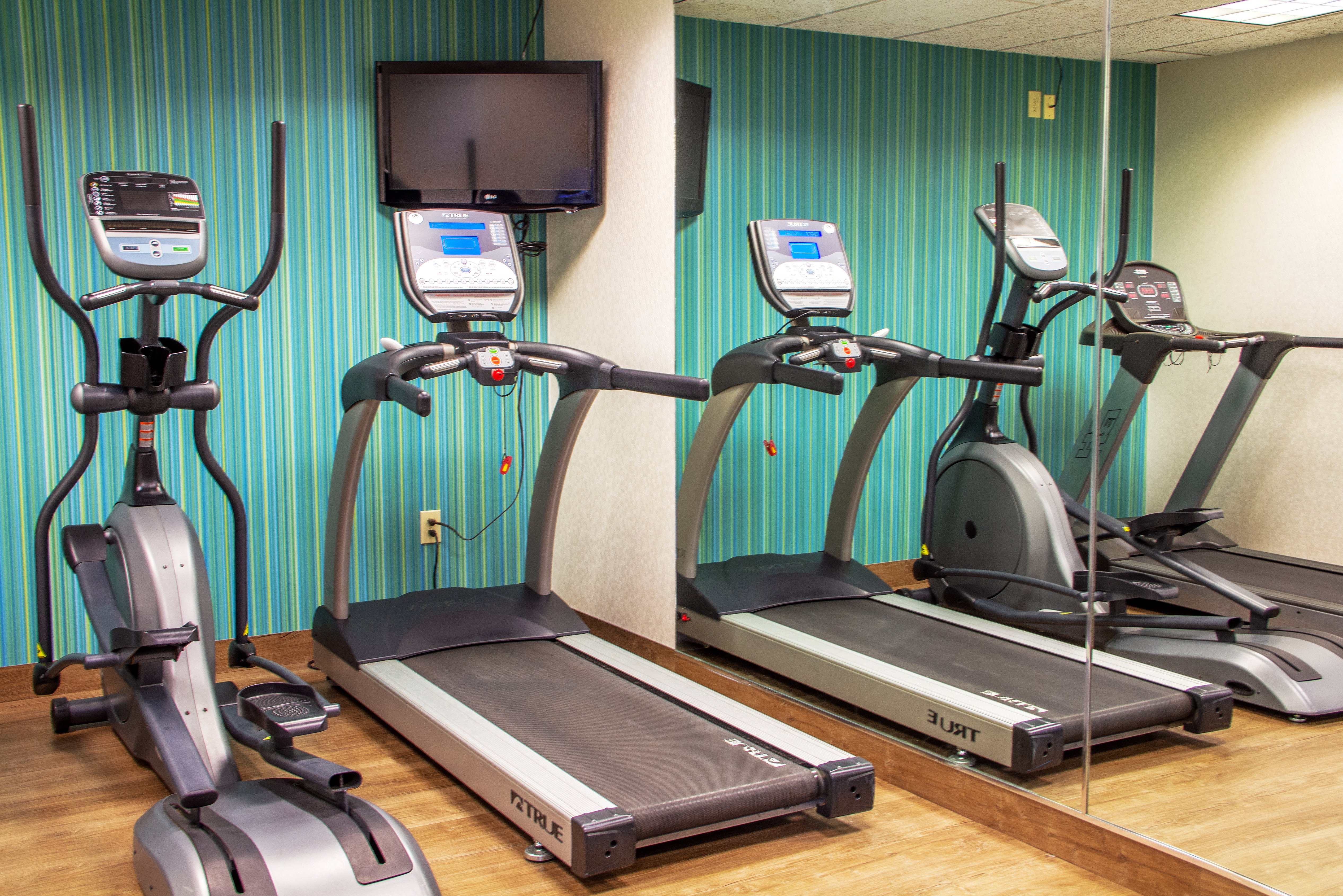 Holiday Inn Express & Suites Lexington Dtwn Area-Keenland 24/41