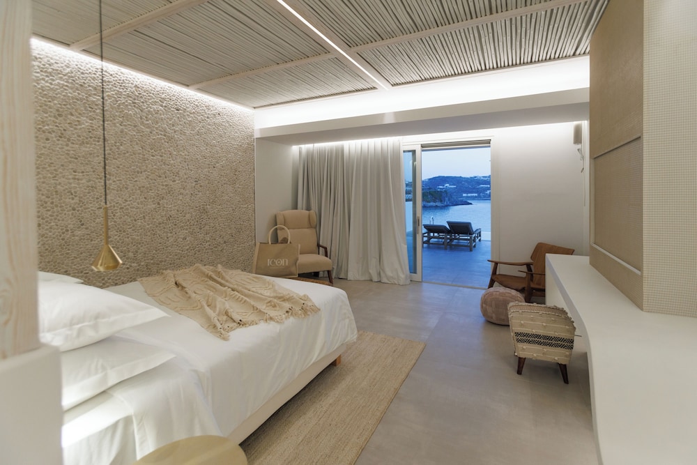 Pool, Iconic, Suite, Queen Bed
