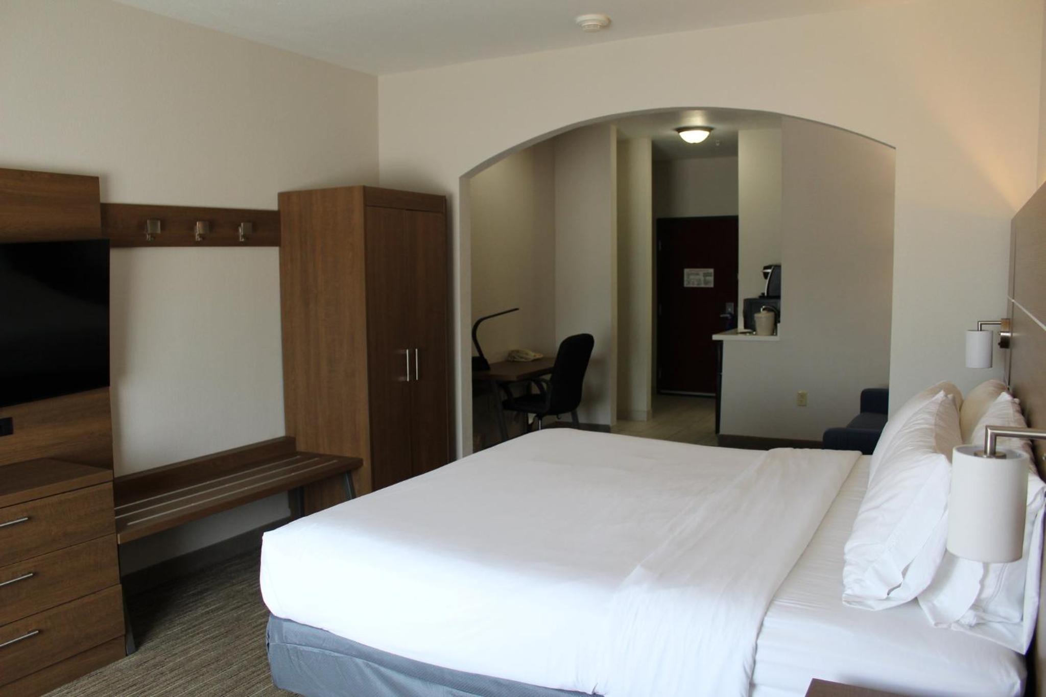 Junior Suite, King Bed, Holiday Inn Express Hotel And Suites Ponca City 4/6
