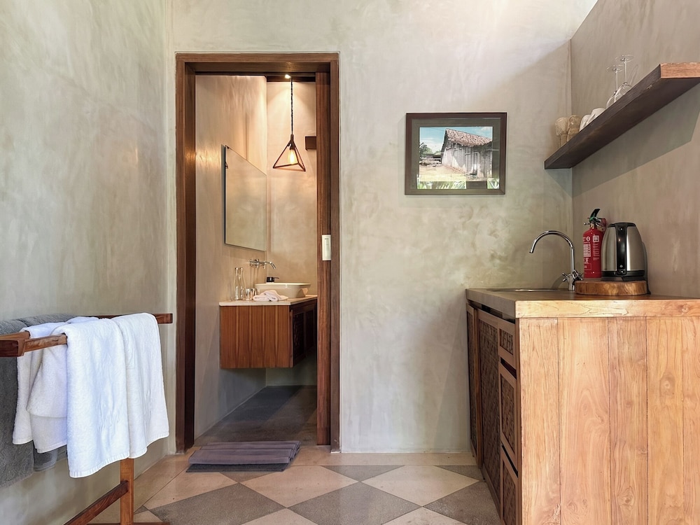 Deluxe, King Bed, Pool Access, Zin Berawa Villas & Bungalows 7/9
