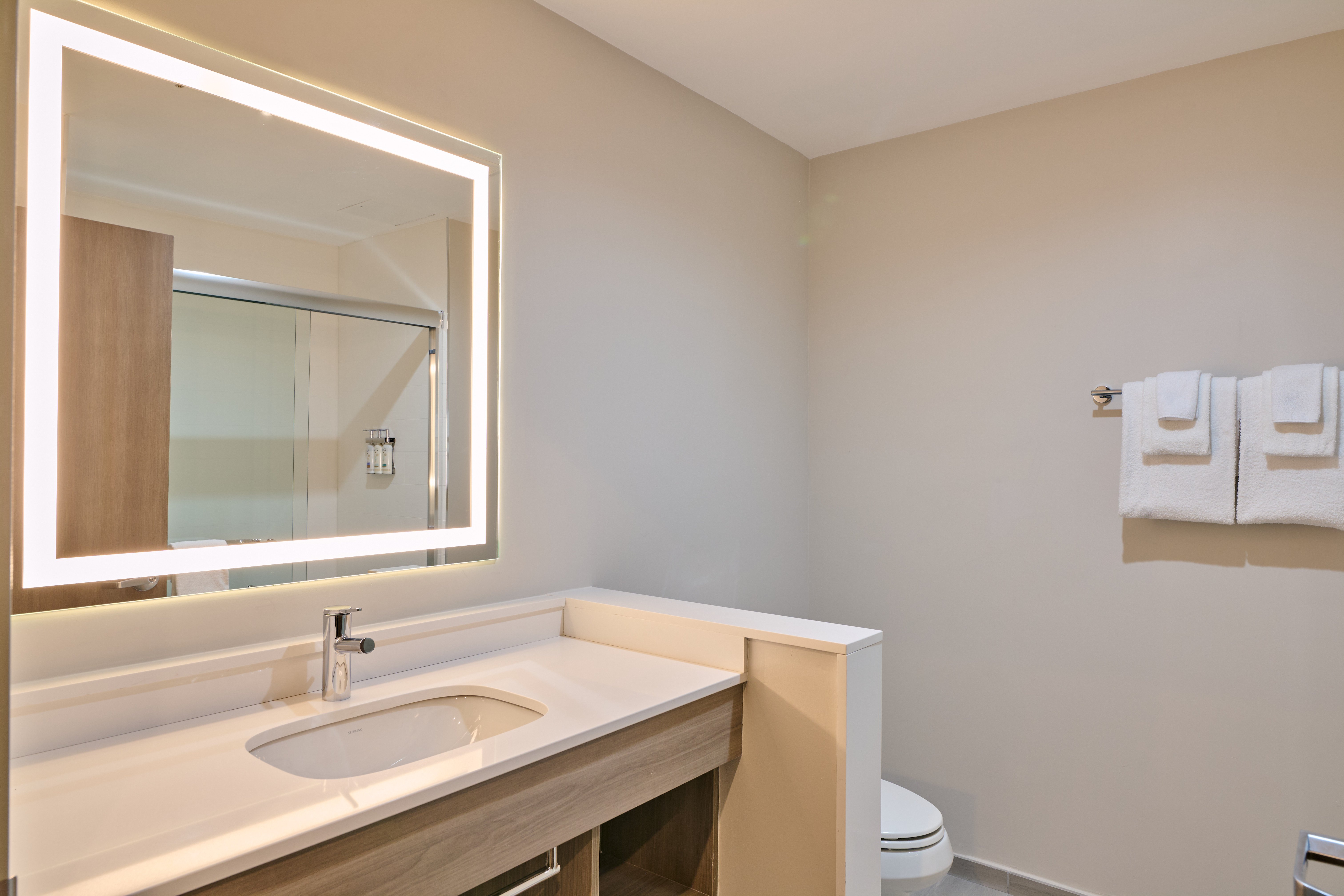 Holiday Inn Express & Suites DIAMOND 56/59