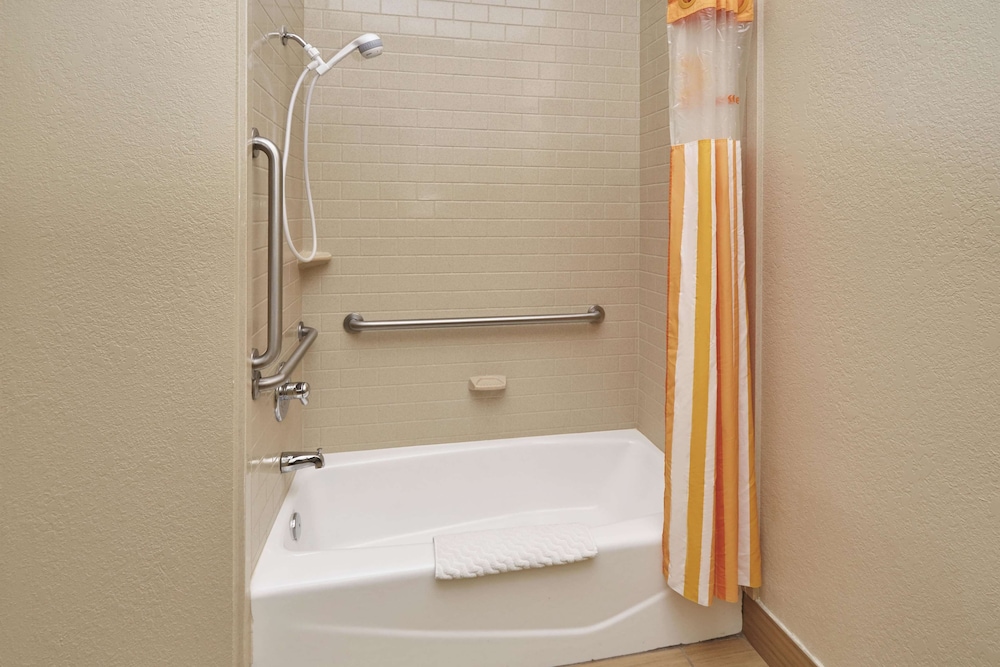 La Quinta Inn & Suites by Wyndham South Bend 56/57