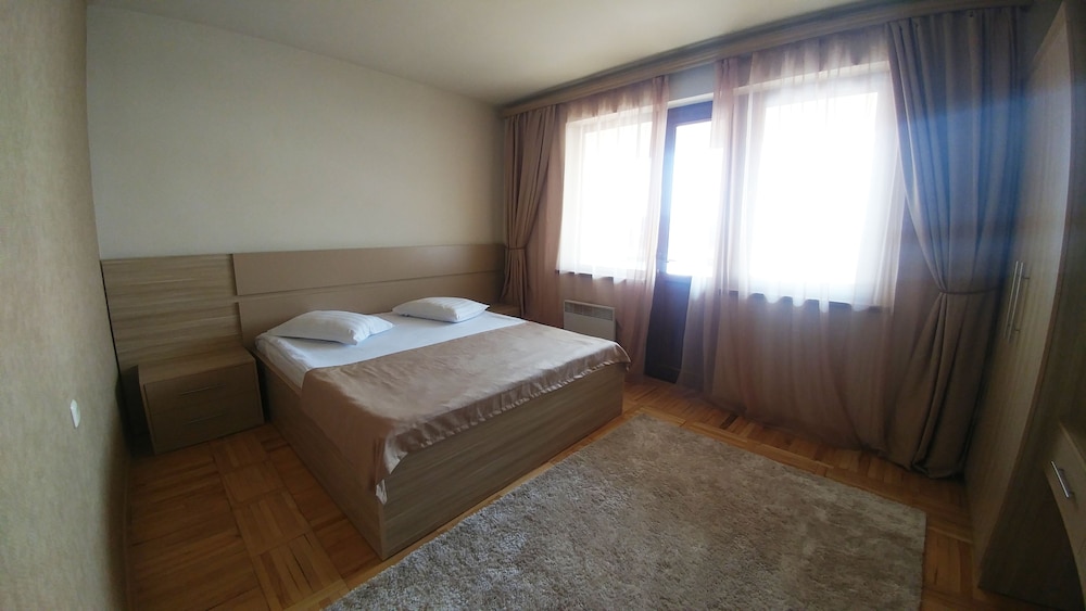 Cross Apart Hotel 7/44