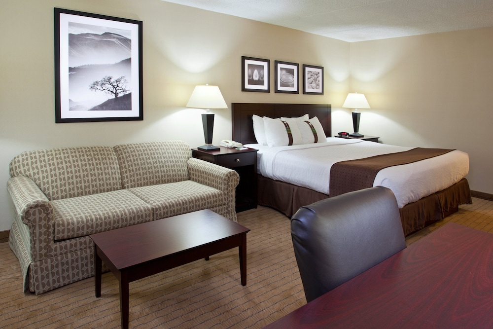 Holiday Inn Canton (Belden Village) 32/72