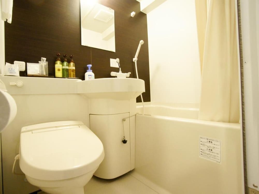 HOTEL LiVEMAX Yokohama Motomachi Ekimae 24/24