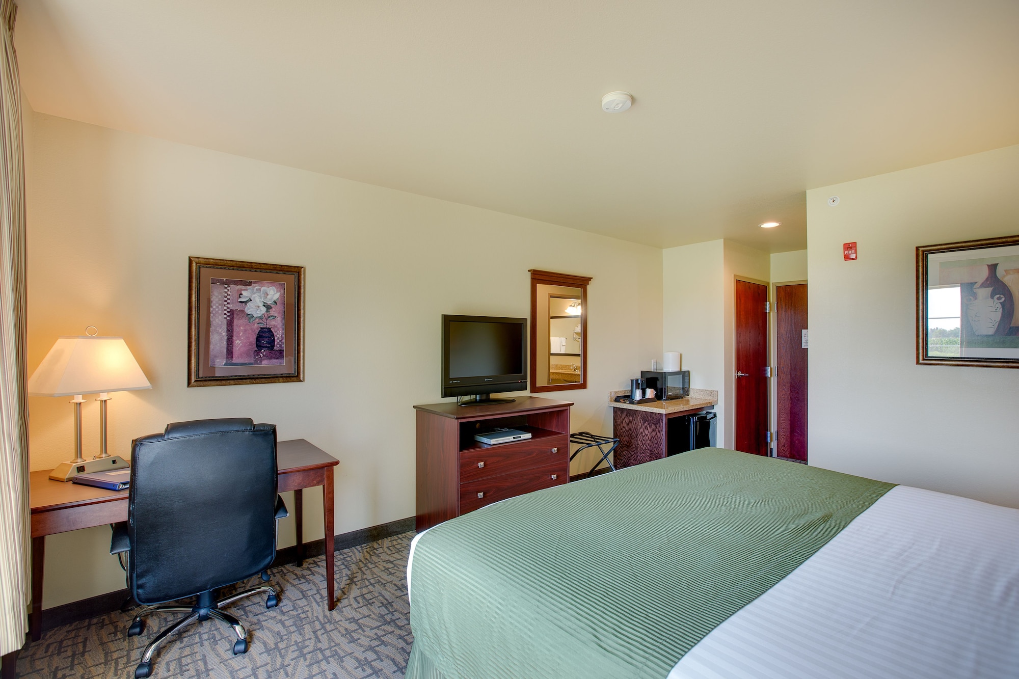 غرفة بسرير كينج لذوي الإعاقة، Cobblestone Inn & Suites - Clintonville 5/7