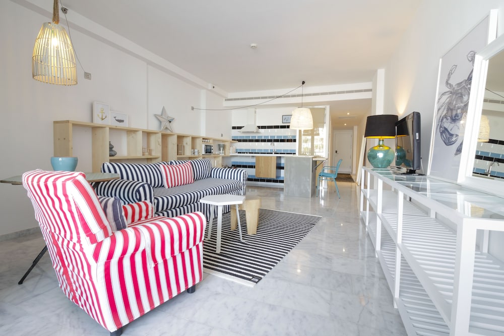 Marina Suites Hotel 8/68