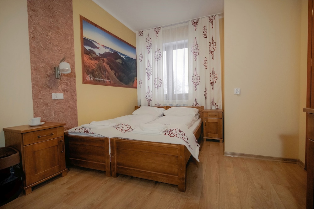 ROOM, DOUBLE OR TWIN BED