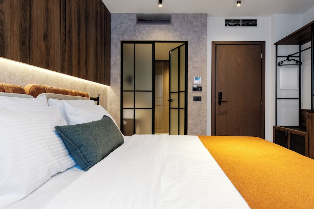 Room, Queen Bed, Street View