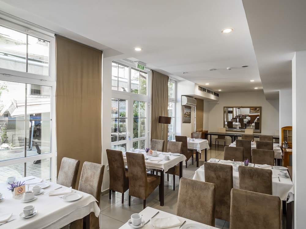 Le Petit Piaf Hotel 49/56