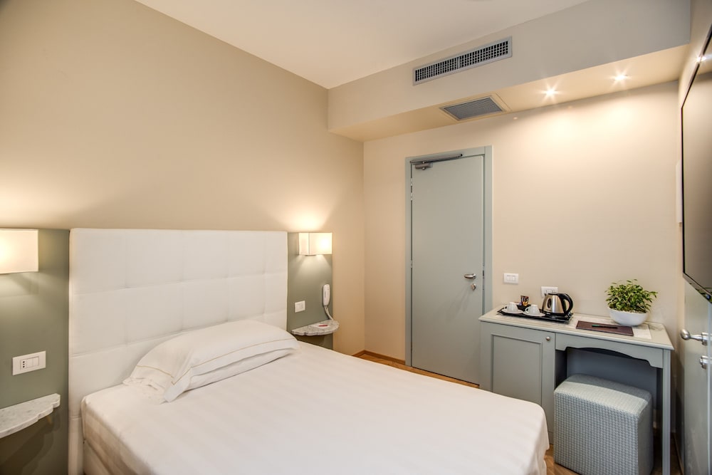 ROOM, SINGLE