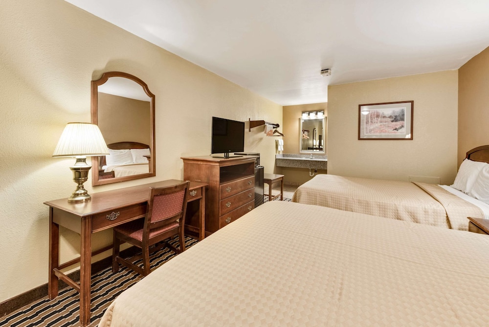 غرفة قياسية بسريرين مزدوجين للمدخنين، Rodeway Inn Columbus West 4/6