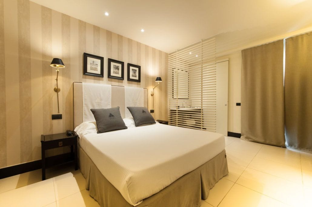 ROOM, SINGLE, DOUBLE BED