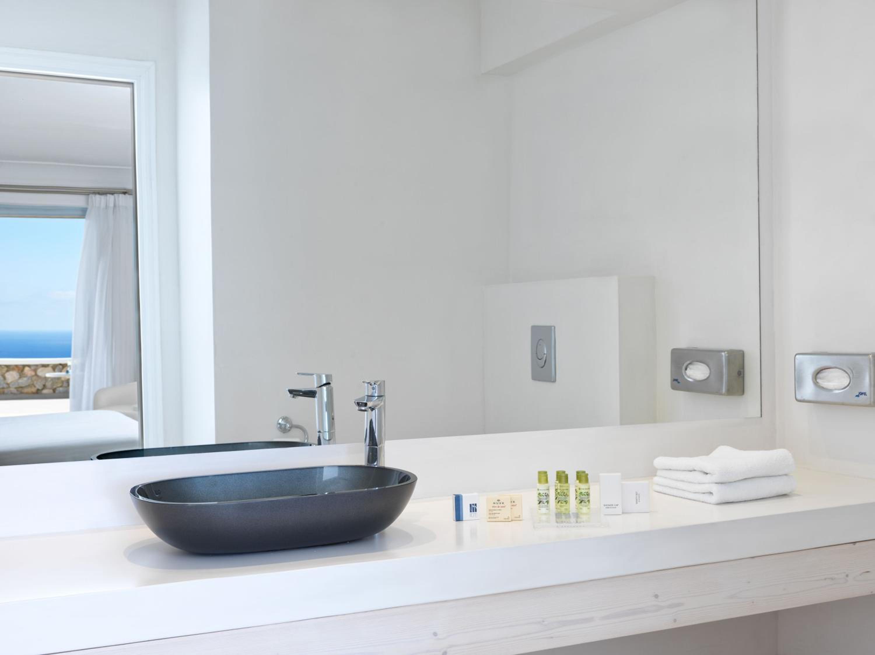 Superior, Double Bed, Caldera View, Hot Tub، Lilium Hotel Santorini 7/9
