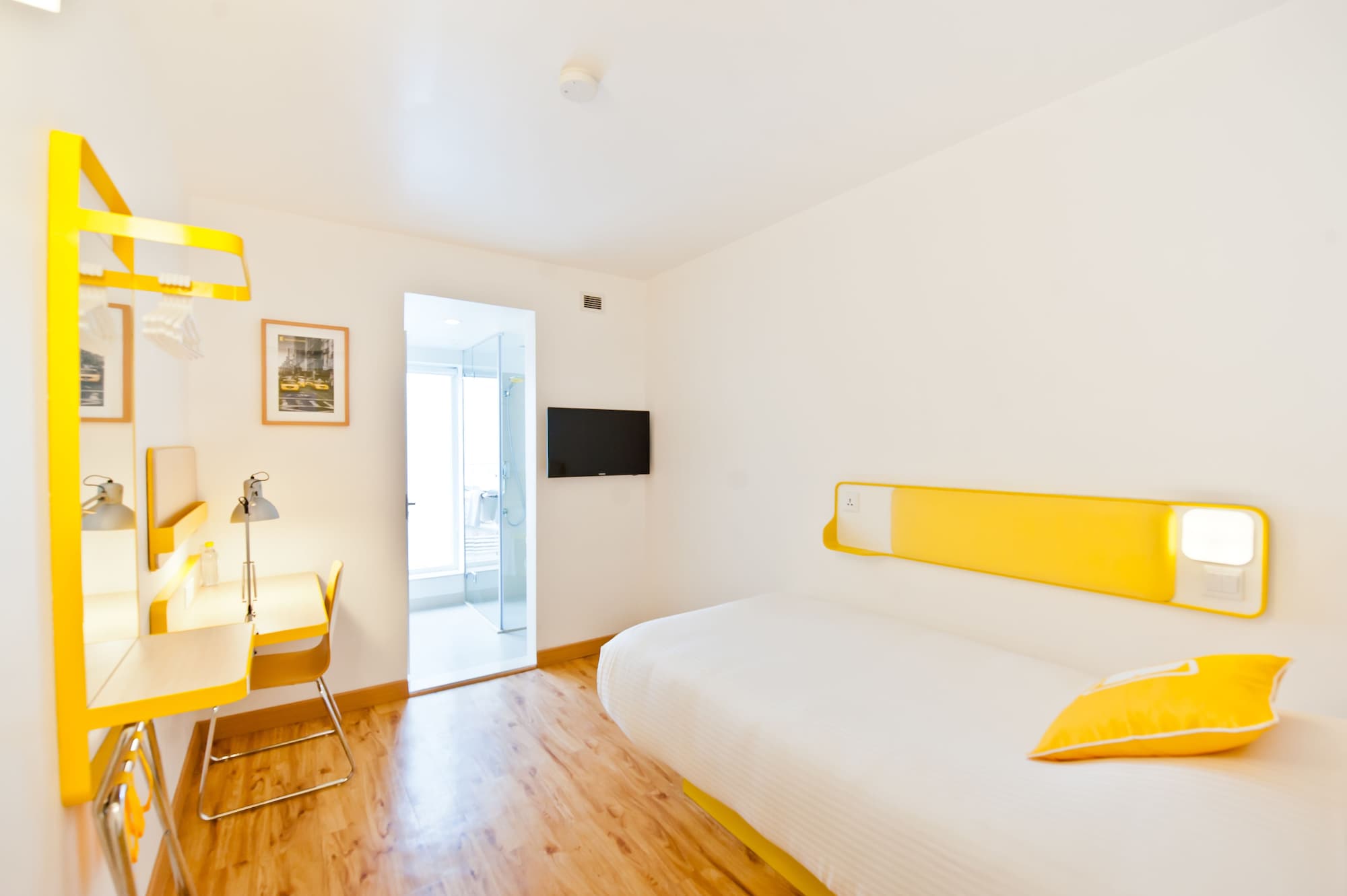 ROOM, SINGLE