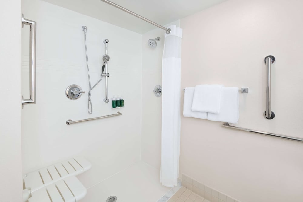 جناح بسرير كوين بغرفة نوم واحدة مع أريكة لذوي الإعاقة، Sonesta Es Suites Atlanta Alpharetta Windward 2/2