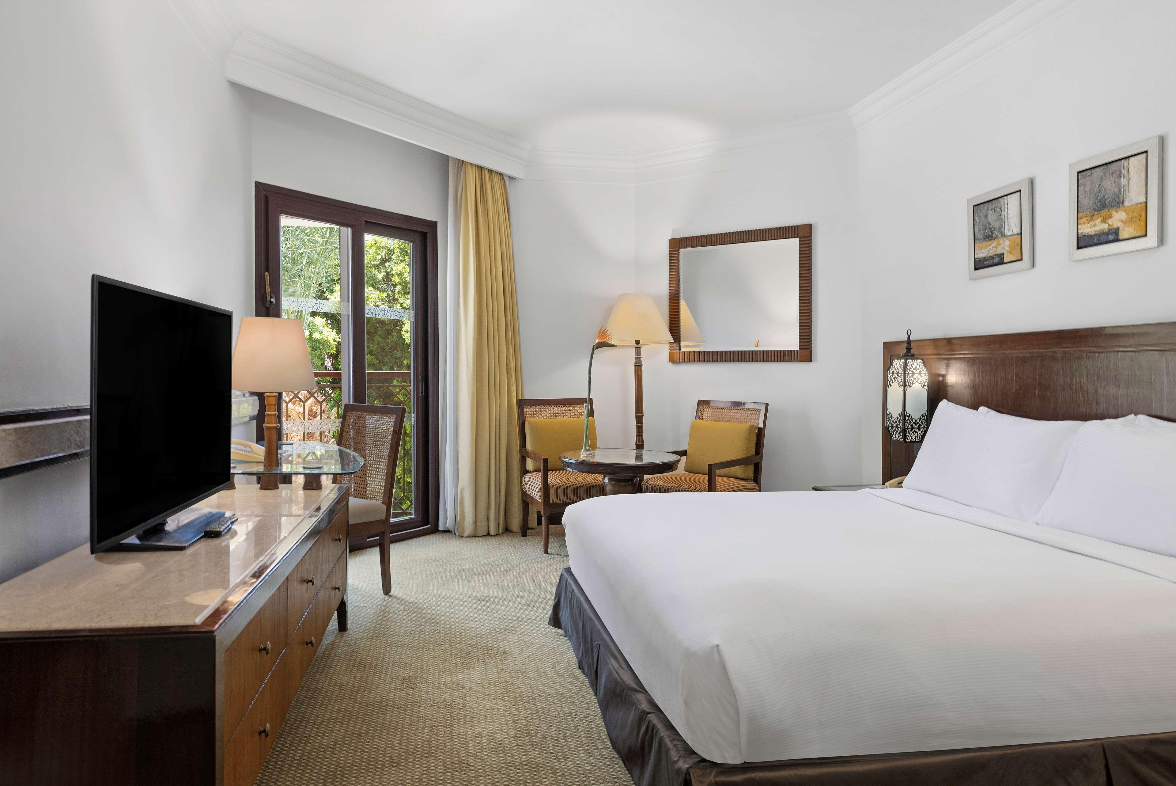 GUEST ROOM, KING BED, LIVING AREA