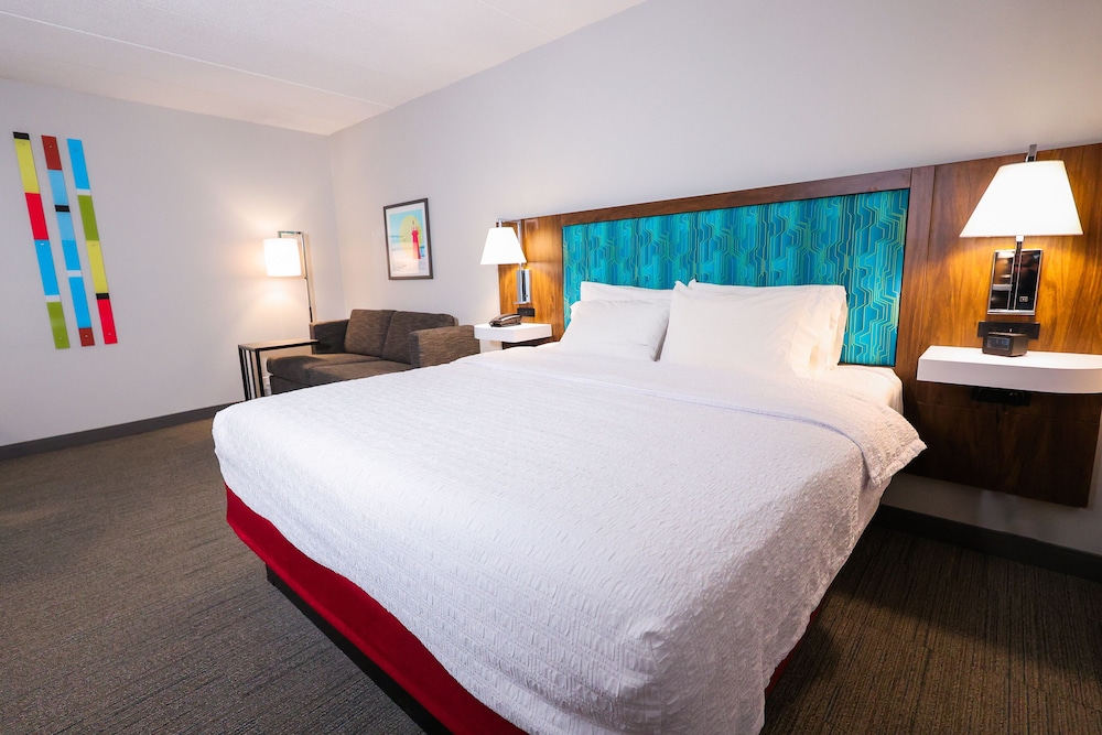 غرفة بسرير كينج مع أريكة، Hampton Inn Rehoboth Beach 5/10