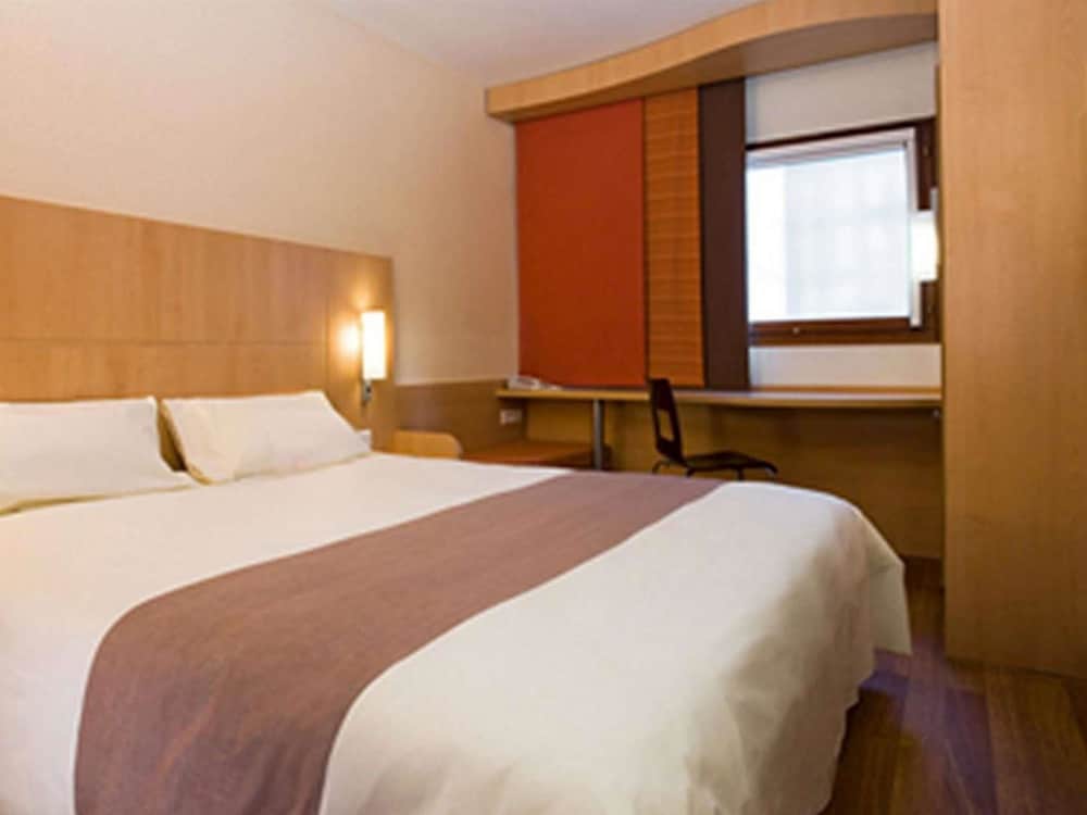 Ibis Gading Serpong 14/43